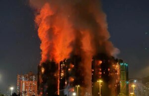 A polícia de Hong Kong prendeu três pessoas acusadas de homicídio culposo após um incêndio mortal