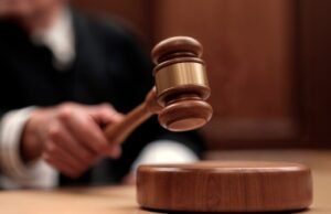 Um juiz ordenou a expulsão do balneário de um cidadão equatoriano que tem antecedentes criminais por dirigir sem carteira: pediu para ficar porque tem dois filhos pequenos