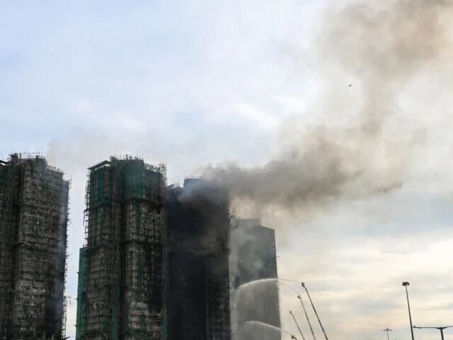 Massive-Blaze-at-Hong-Kong-Housing-Estate-Leaves-44-Dead.jpg