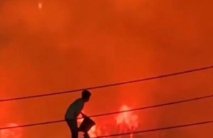 O grande incêndio está a alojar milhares de pessoas na favela de Korail, em Dhaka