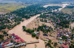 Enormes inundações e deslizamentos de terra na Indonésia e na Tailândia deixam mais de 300 mortos e milhares de deslocados
