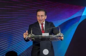 Albares insiste que o estatuto oficial do catalão na UE é uma prioridade “por mais que o PP se ria dele”