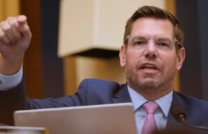 Swalwell processa regulador Trump House por abuso de registros secretos privados