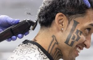 Depois de atacar um sem-teto com a música ‘Baby Shark’, barbeiro oferece truque grátis para o Dia de Ação de Graças