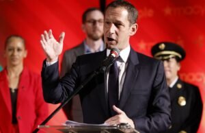 Até o presidente Trump está ao lado do prefeito Lurie