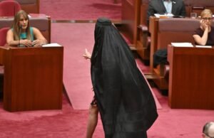 Senador australiano suspenso do parlamento por usar burca em protesto