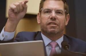 Swalwell alega abuso de poder nas investigações oficiais de Trump
