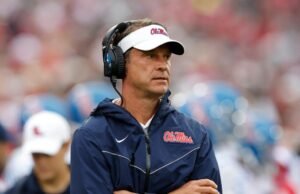 Mudanças de treinador de futebol universitário: Lane Kiffin aceita emprego na LSU