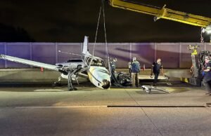 Pequeno avião faz progresso de emergência na I-95 e bate em carros na hora do rush