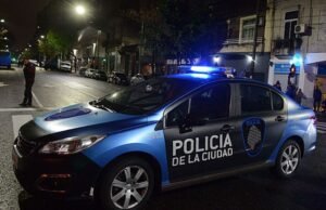 Um motorista bêbado bateu em quatro carros em Villa del Parque e causou danos a uma casa
