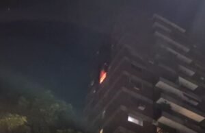 Combate a incêndio em casa em Villa Deveto: Duas pessoas ficaram isoladas por inalação de fumaça