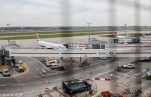 Fato com spray no aeroporto de Londres, 21 pessoas caíram e foram detidas