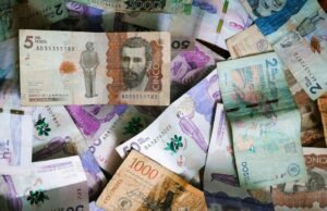 A inflação na Colômbia atingiu 5,3% em novembro e forçou negociações sobre o salário mínimo para 2026