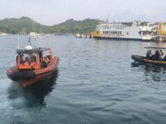 A zona do naufrágio onde desapareceram os quatro turistas espanhóis na Indonésia está sob vigilância há dias devido às chuvas e às ondas.