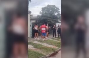 Um policial atropelou uma motocicleta em Morón, escapou e matou seu primo