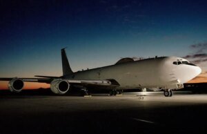 Boeing E-6B Mercury” vora do radar acima do radar do Oceano Atlântico