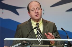 Governador do Colorado acusa Trump de fazer “jogos políticos” por negar ajuda humanitária