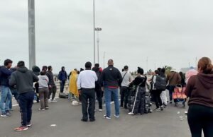 Estrangeiros na fronteira entre Peru e Chile pedem ônibus de volta ao seu país e garantem que não estão apenas de passagem