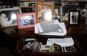 DOJ devolve fotos de Trump aos arquivos de Epstein após polêmica remoção