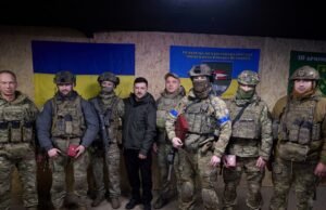 Volodymyr Zelensky visitou os militares ucranianos na antiga Kupiansk e exigiu progresso na resistência