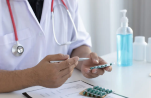 Ex-médico britânico acusado de agredir sexualmente 38 pacientes, incluindo crianças