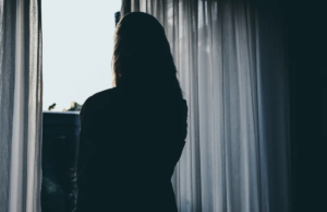 Um ex-vereador conservador foi acusado de drogar e estuprar sua ex-mulher por 13 anos