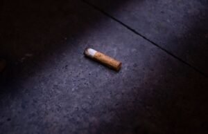 Ponta de cigarro reabre investigação de assassinato 23 anos depois: polícia francesa prende suspeito após análise de DNA
