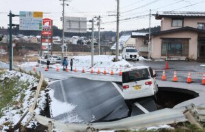 O Japão foi atingido por um terceiro forte terremoto em três dias, as autoridades alertaram sobre mais por vir