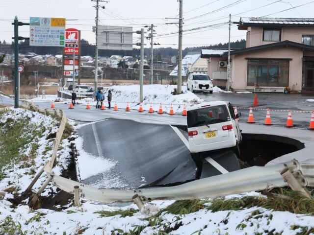 Japan-Hit-by-Third-Strong-Earthquake-in-Three-Days-Authorities.jpg