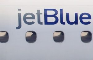 Cruzeiro Jetblue enquanto Jet intercepta o tanque da Força Aérea