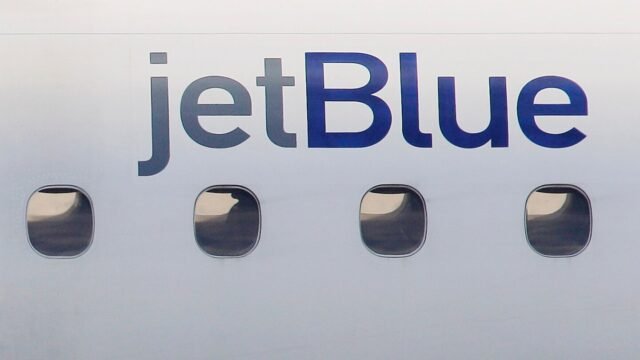 JetBlue-Flight-Halts-As-Jet-Nears-US-Air-Force-Tanker.com2F1a2Fcf2F7d34c3868cbe4ad1398808a219d02F1ab.jpeg