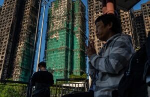 Hong Kong suspende 30 projetos de construção após desabamento do edifício Wang Fuk
