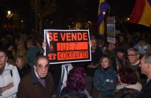 Centenas de pessoas protestaram em frente ao Supremo Tribunal Federal contra a sentença do Procurador-Geral da República