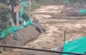 Autoridades de Medellín estão com equipes de emergência devido às inundações nas áreas próximas a La Picacha e Altavista