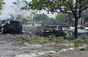 O carro que explodiu na frente da polícia em Coohuayana, Michoacán: três mortos (entre eles o motorista) e seis feridos
