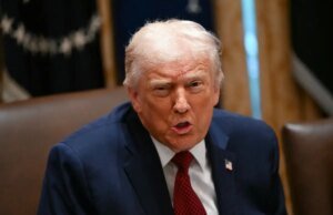 Funcionários do governo aposentados dizem que Trump revidou Trump por sua abordagem e fim do governo