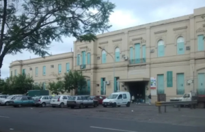 Um jovem sai pela primeira vez de uma pista de boliche e é atacado por uma multidão em Santa Fé