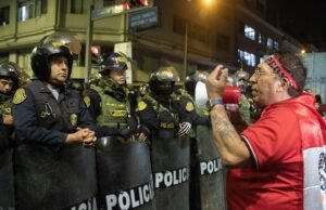 Peru reforça controle policial na fronteira com o Chile depois que estado aprova estado de emergência por causa da migração