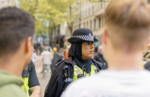 Polícia do Reino Unido lança novo ‘Hijab Blue Light’ para segurança e inclusão