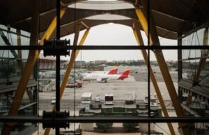 Grandes companhias aéreas e grandes violações: por que o volume sazonal transforma dados pessoais em risco de longo prazo