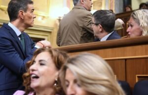 O fotógrafo da Europa Press, Fernando Sánchez, apresentado para a foto do presidente olhando Cerdán por trás