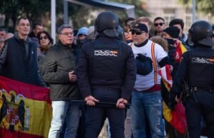 O representante do governo em Madrid condena a “violência” na manifestação em frente a Ferraz