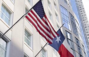 Um homem do Texas com ligações ao Estado Islâmico que supostamente deu um dispositivo explosivo a um policial foi acusado de terrorismo