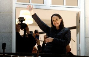 A líder da oposição venezuelana Maria Catina Machado fez sua primeira aparição pública em um ano