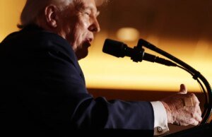 A Casa Branca explica a mão de Trump