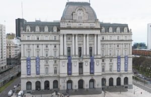 Viram um trabalhador espionando um dos menores no camarim do Libertad, ele se jogou pela janela e morreu
