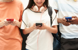 Colocar um telefone novo debaixo da árvore: dicas para o uso responsável do celular no Natal