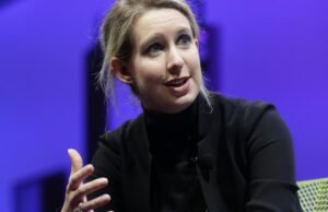 Elizabeth Holmes parece triste com o perdão de Trump