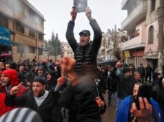 Centenas de pessoas choram em Homs, na Síria, após ataque mortal a bomba em mesquita