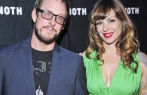 Esposa do baixista do Weezer pede divórcio após tiroteio